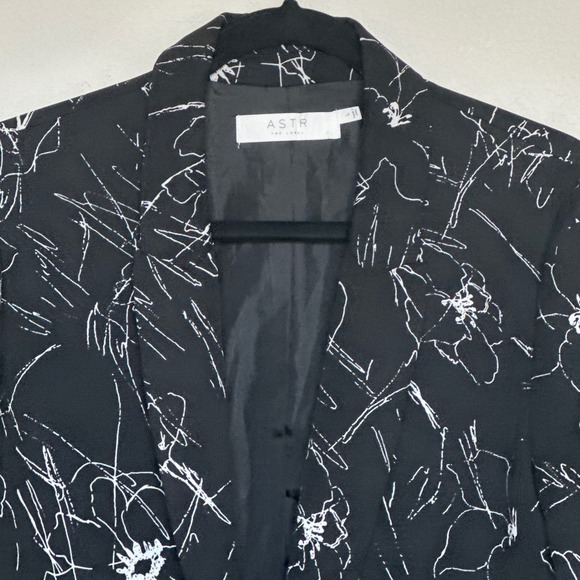 ASTR The Label Black White Abstract Floral Sketch Print Blazer Jacket Size Large - Picture 3 of 11